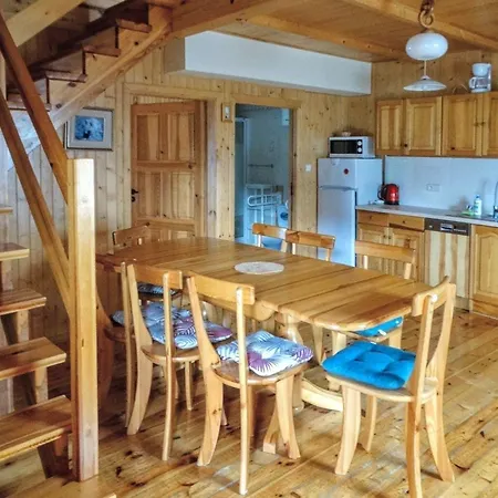 Holzhuette Mit Ueberdachter Terrasse Und Garten *