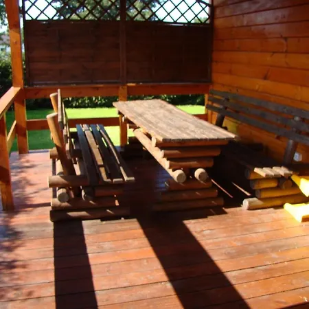 Ferienhaus Holzhuette Mit Ueberdachter Terrasse Und Garten Kopalino