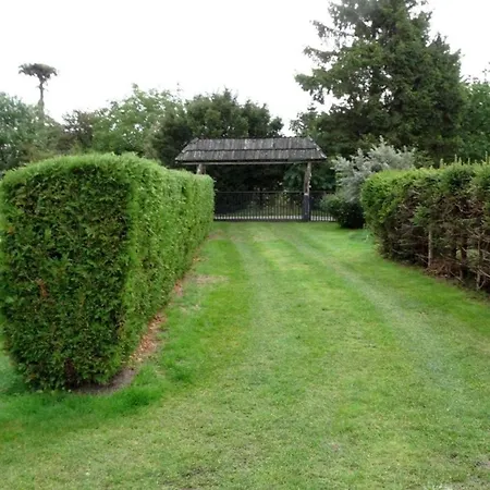 Holzhuette Mit Ueberdachter Terrasse Und Garten Tatil Evi