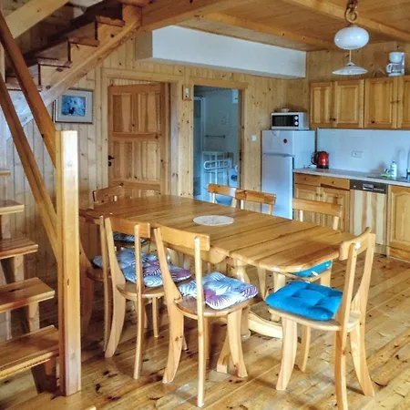 Ferienhaus Holzhuette Mit Ueberdachter Terrasse Und Garten